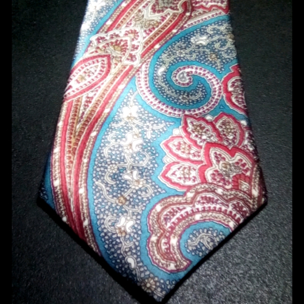 Van Heusen Classic Collection Paisley Tie